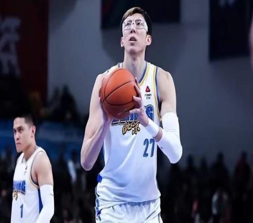 他號稱國產(chǎn)第一中鋒，罰球命中率不足5成，退化嚴(yán)重，害慘許利民