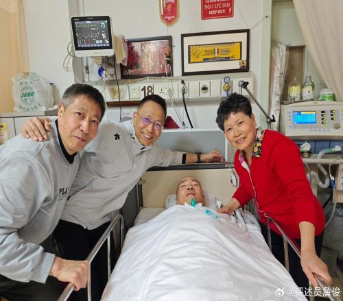 詹俊探望患病利物浦球迷：只要保持健康，好日子就在前面！