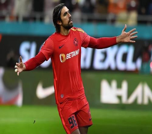 于根偉在直播中力挺王秋明，直言希望球迷以后多包容他，引發(fā)熱議