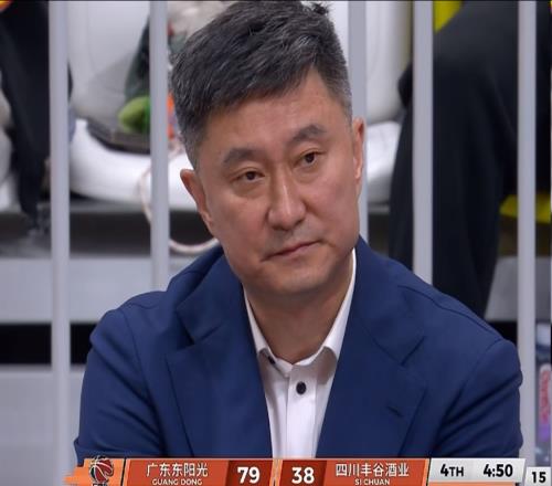 弟子單節(jié)砍20分，杜鋒卻滿臉不悅，球迷：現(xiàn)場有人喊他下課