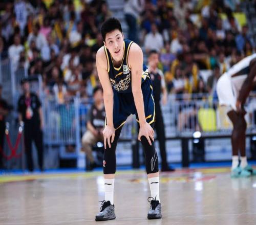 胡明轩7中1+虐菜投三不沾仍场场首发，陈家政单节20分却遭黑脸