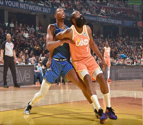 哈登上半場(chǎng)22分米切爾全場(chǎng)狂轟42分創(chuàng)神跡：比肩詹姆斯韋德