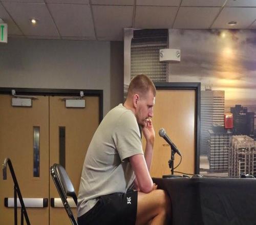 心有猛虎細(xì)嗅薔薇，約基奇賽后穿小黃人洞洞鞋出席新聞發(fā)布會(huì)