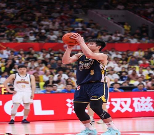 固執(zhí)！陳家政7中6砍20分杜鋒仍不承諾上場時間，球迷大喊下課