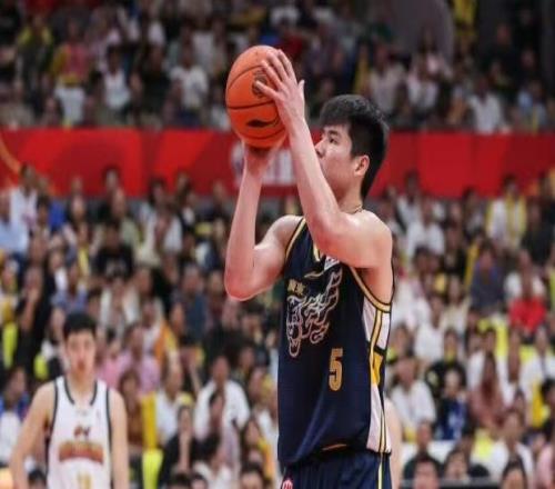 廣東男籃最新動態(tài)！杜峰回懟記者發(fā)言引不滿，胡明軒被批不配頂薪，徐杰狀態(tài)回歸