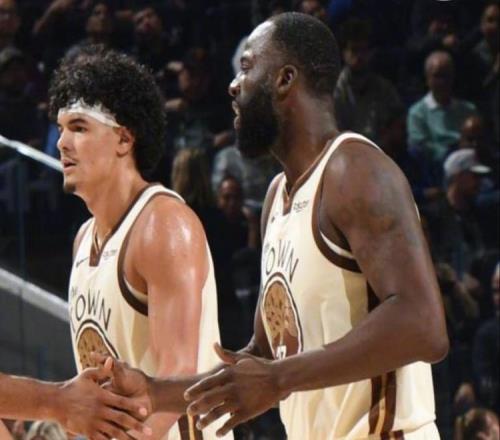 勇士逆转险胜！波杰22+6全队第一，桑托斯31+3格林立功，库里开心