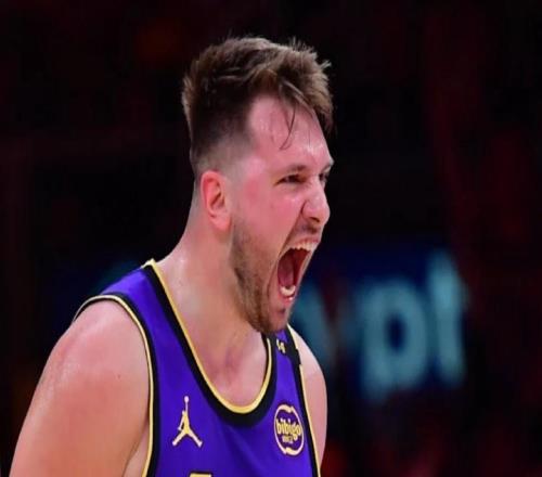 轰43+7又刷八纪录！东契奇多次露出灿烂笑容湖人6连客5胜1负收官