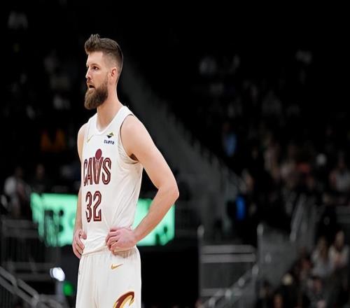 又一次在攻防两端毫无存在感！骑士还要让他留在轮换阵容中吗