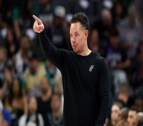 米奇：文班與球隊(duì)的溝通良好希望我們能繼續(xù)進(jìn)步