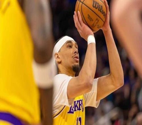 比肩天勾！湖人中鋒海耶斯打瘋了，這數(shù)據(jù)強(qiáng)到賈巴爾都直呼內(nèi)行