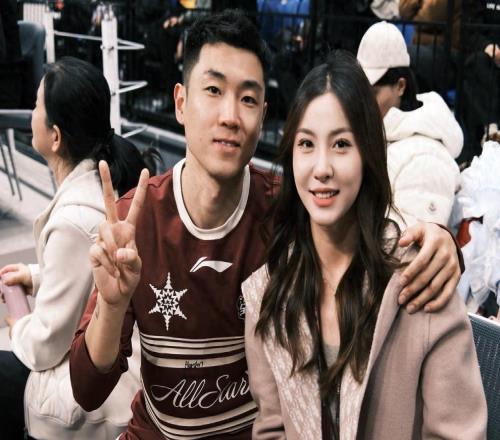 都說你是CBA高鐵，如今打成聯(lián)盟第一，手握頂薪，妻子很漂亮