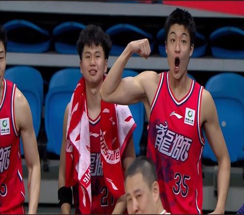 精彩絕殺！郭士強(qiáng)現(xiàn)場見證，CBA關(guān)鍵戰(zhàn)：劉維偉致勝1擊，頗感意外