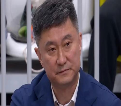 现场球迷高呼下课！杜锋脸色难看，赛后回应引争议，广东寻求改变