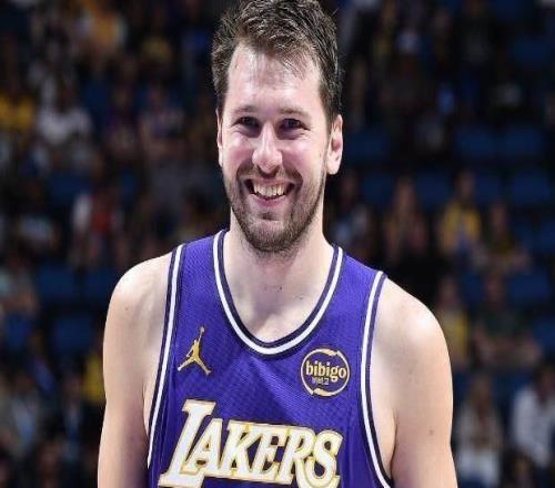 东契奇43分刷爆纪录比乔丹詹姆斯父子同台秀暴扣