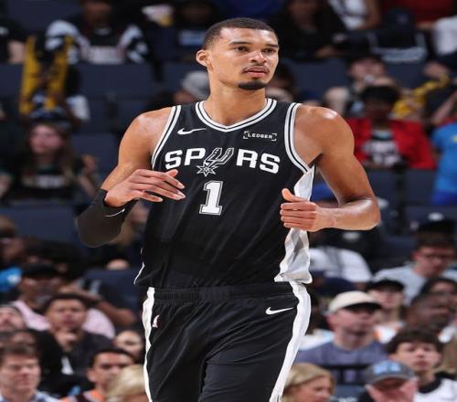 文班亞馬驚天隔扣，馬刺替補(bǔ)席驚呆了：這是外星人！