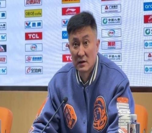 三連冠后首度被主場(chǎng)球迷高呼下課，廣東男籃近八年唯一無(wú)換帥球隊(duì)