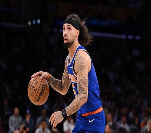 打了幾分鐘只有失誤和犯規(guī)，尼克斯后場新援的情況令人有些擔(dān)心