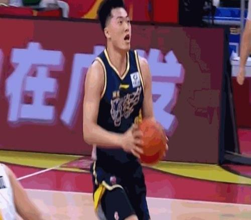 够下饭！张皓嘉反击空篮不中后，随后被赵睿连续点名惹争议