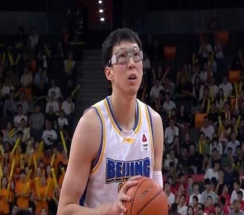 罚球7中1太糟糕！周琦战旧主3分9板1帽末节统治禁区完成“救赎”