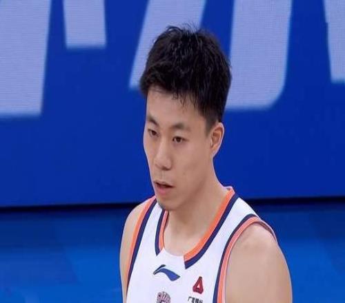 12连胜，上海男篮排名一骑绝尘，李添荣20+4，末节压过天津追分潮