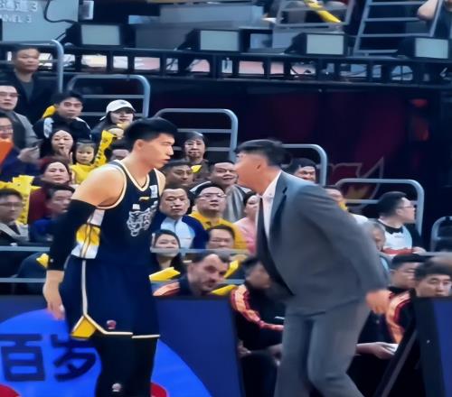 不堪重負(fù)！焦泊喬正式申請(qǐng)離隊(duì)休息，杜鋒無人可用，廣東雪上加霜