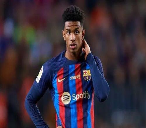 記者：巴爾德在維韋爾的引援候選名單中，但他一心想留在巴薩