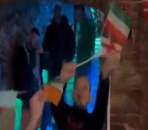 多大仇愛爾蘭球迷赴捷克觀賽，在當(dāng)?shù)鼐瓢蓳p毀英格蘭旗幟引爭議