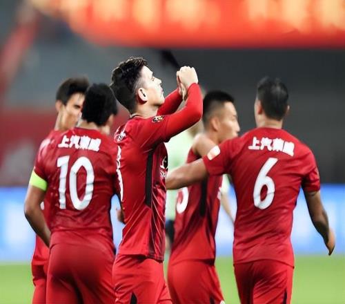 上港兩位中衛(wèi)離隊(duì)后都敲定新東家，一人坐穩(wěn)首發(fā)，贏得球迷點(diǎn)贊