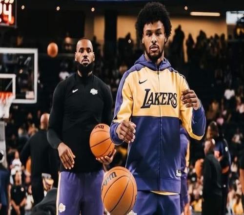 湖人大勝籃網(wǎng)詹姆斯助攻全隊第一，與布朗尼父子連線開創(chuàng)NBA先河