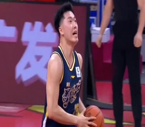 看了張皓嘉上空籃不進(jìn)后杜鋒的反應(yīng)，才知道，焦泊喬為什么會離隊