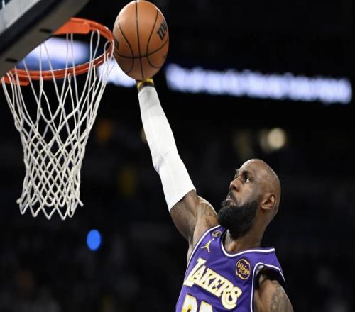 詹姆斯：東契奇負(fù)責(zé)掌控節(jié)奏我負(fù)責(zé)快攻前沖，這是我擅長(zhǎng)的事