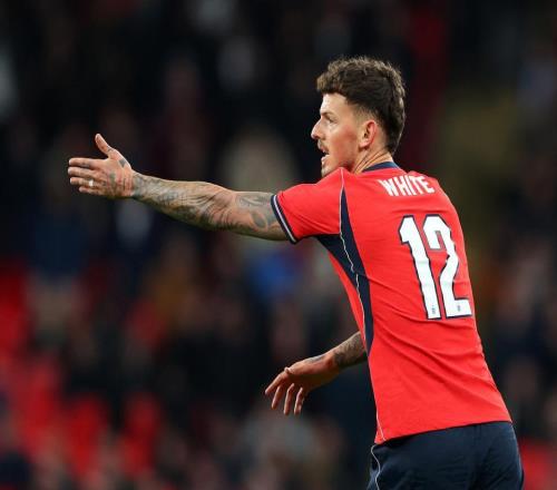 退隊(duì)4年后回歸阿森納名將遭8萬(wàn)英格蘭球迷狂噓心態(tài)爆炸壓哨送點(diǎn)