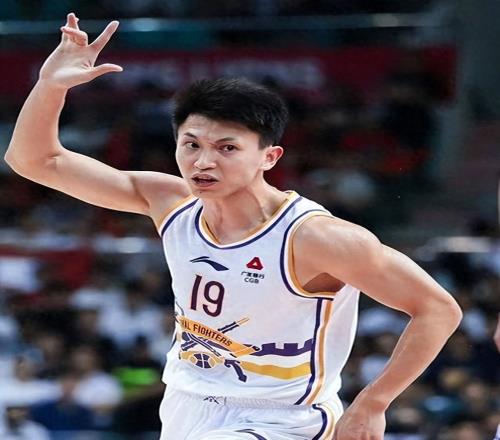 他是CBA現(xiàn)役最老球員，打了20年拿5冠，身家過億，已為退役鋪路