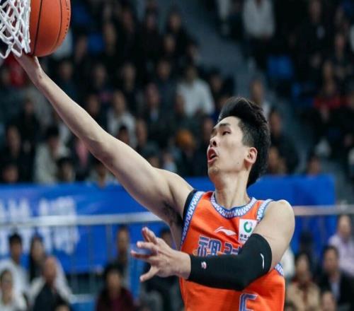 周鵬總助攻追平王仕鵬！深圳險(xiǎn)勝福建6連勝皮特森丟絕平三分