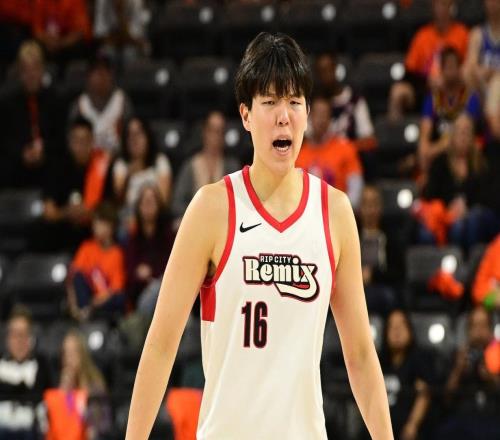 12.6秒決勝2+1！官方為楊瀚森點(diǎn)贊手臂血痕清晰可見(jiàn)卻露燦爛笑容