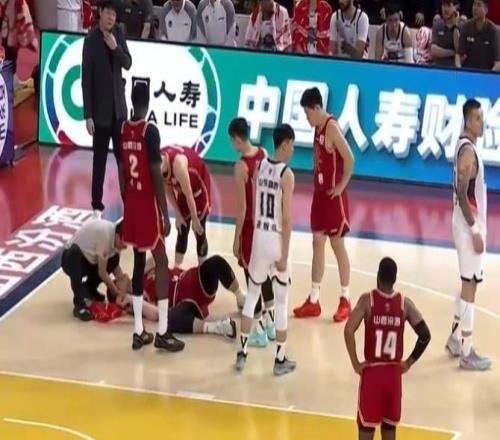 慘烈！劉傳興僅打1分鐘遭陶漢林肘擊痛苦倒地被擔(dān)架車推下場