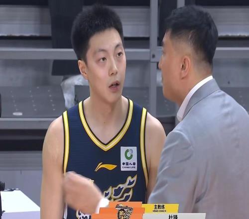 北京男籃逆轉(zhuǎn)廣東，杜鋒許利民賽后總結(jié)，鞏曉彬說奎因是浪費(fèi)名額