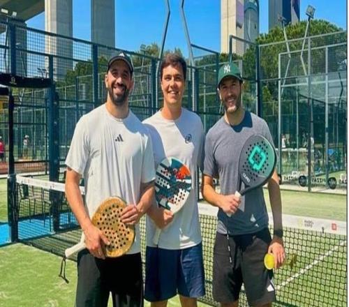 無(wú)事一身輕，阿莫林與曼城體育總監(jiān)維亞納在葡萄牙打板式網(wǎng)球