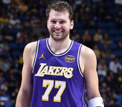 約基奇轟33+15+12無(wú)緣今日最佳！對(duì)不起，盧卡暴走創(chuàng)神級(jí)紀(jì)錄