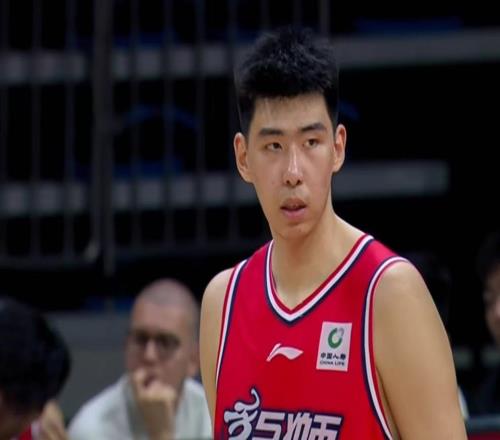太適合廣東隊(duì)！CBA最強(qiáng)本土中鋒打成大腿，已被朱芳雨重金鎖定！