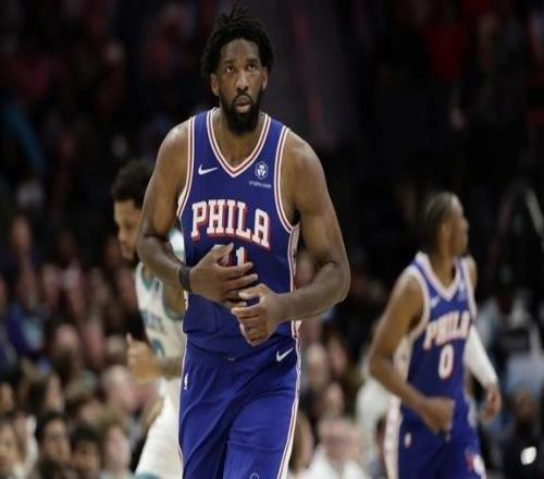 恩比德開啟“拒絕模式”！關(guān)鍵蓋帽扇飛榜眼三分，76人險(xiǎn)勝黃蜂