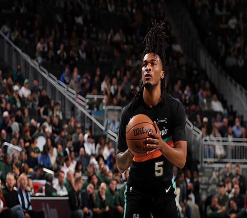 面对弱旅打出三双数据，马刺后场新星正在不断证明自己的全能性