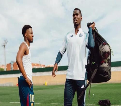 找狀態(tài)，博格巴身著阿根廷球衣和法蒂在巴薩基地訓練