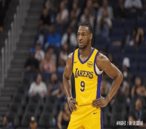 湖人小号锁定榜首，布朗尼全能获詹姆斯认可，双向中锋砍36分16板