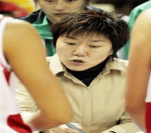 女篮名将丛学娣：定居上海，已是篮球界大佬，哮喘儿子是她的牵挂