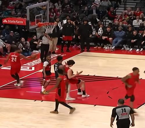 楊瀚森6+4，5投1中！可怕的不是命中率，而是被抱摔倒地后的反應