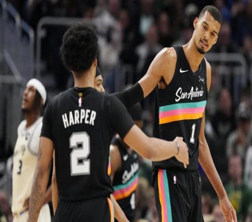 領(lǐng)袖風(fēng)范，文班亞馬談勝利如何讓馬刺隊(duì)比以往任何時(shí)候都更加團(tuán)結(jié)