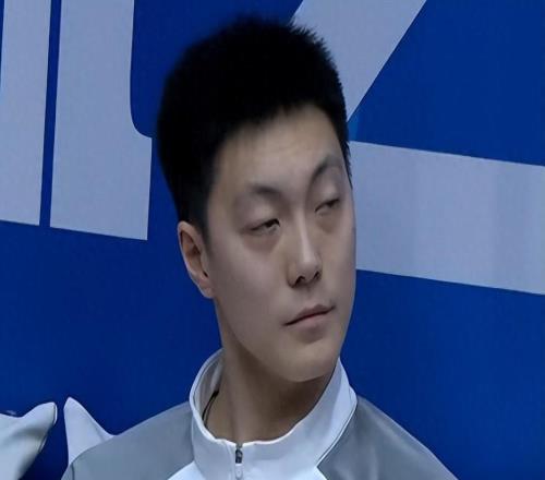 領(lǐng)先30分，廣東男籃碾碎昔日冠軍球隊(duì)，杜鋒面色嚴(yán)肅，不敢松懈