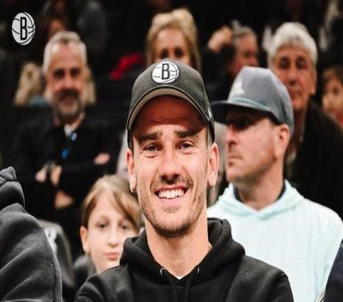 格列茲曼現(xiàn)場(chǎng)觀戰(zhàn)籃網(wǎng)比賽，籃網(wǎng)官方：很高興你能來