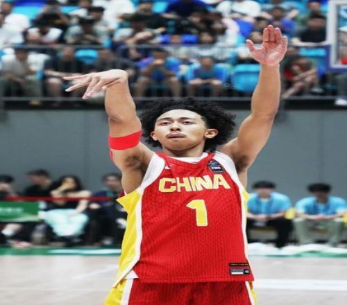 父親是福建人，母親是牙買加人，他落戶上海，或?qū)⒊蔀槟谢@主力